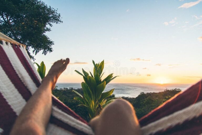 pessoa relaxando na praia ao sol