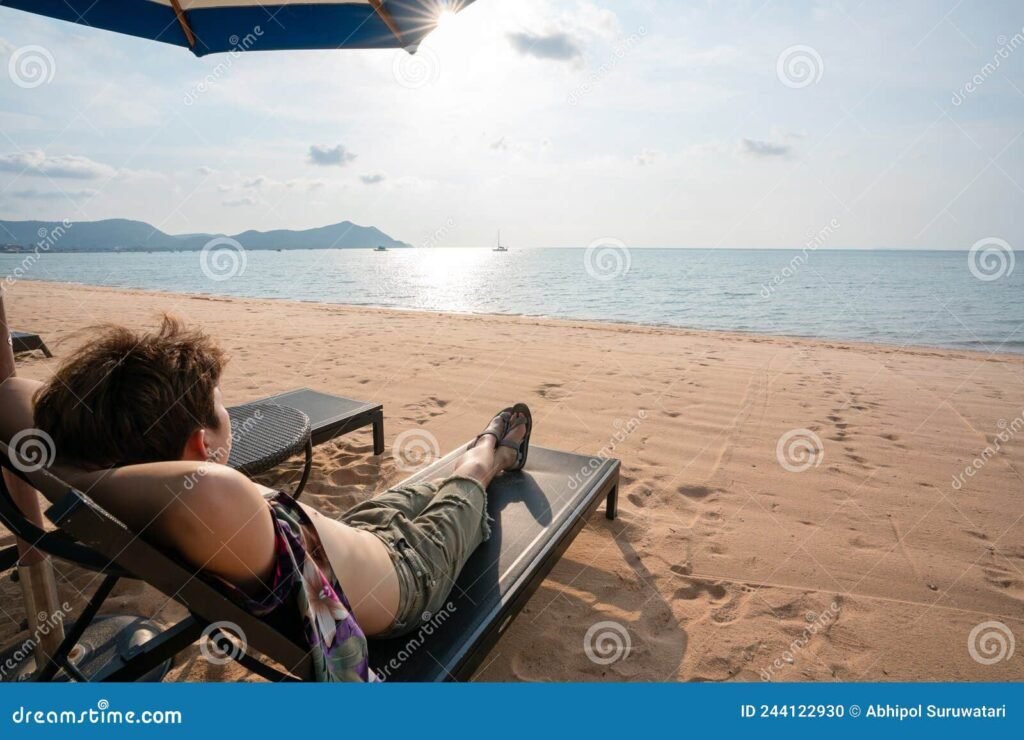 pessoa relaxando na praia durante ferias