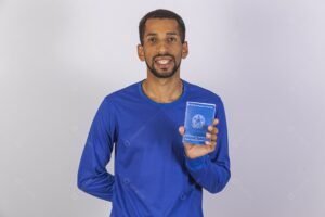 pessoa segurando documentos de trabalho