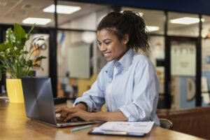 pessoa sorrindo em ambiente de trabalho inspirador