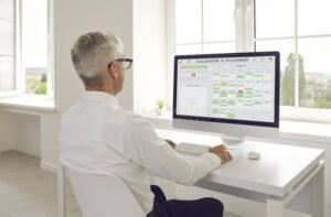 pessoa usando computador com tela de agendamento