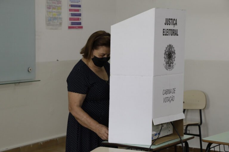 pessoa votando em uma urna eleitoral