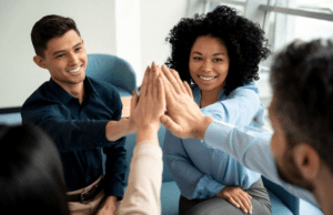 pessoas colaborando em equipe no escritorio