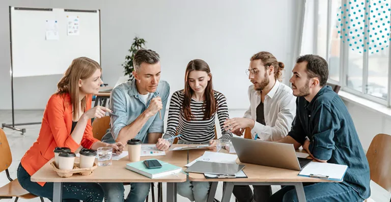 pessoas colaborando em um ambiente de trabalho 3