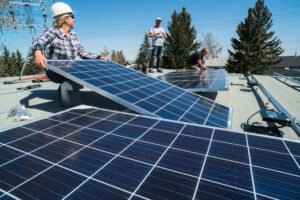 pessoas colaborando em um projeto de energia solar