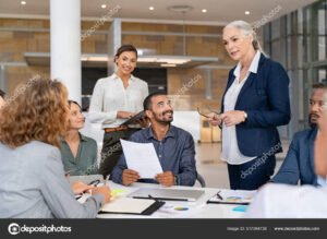 pessoas discutindo em uma sala de reuniao