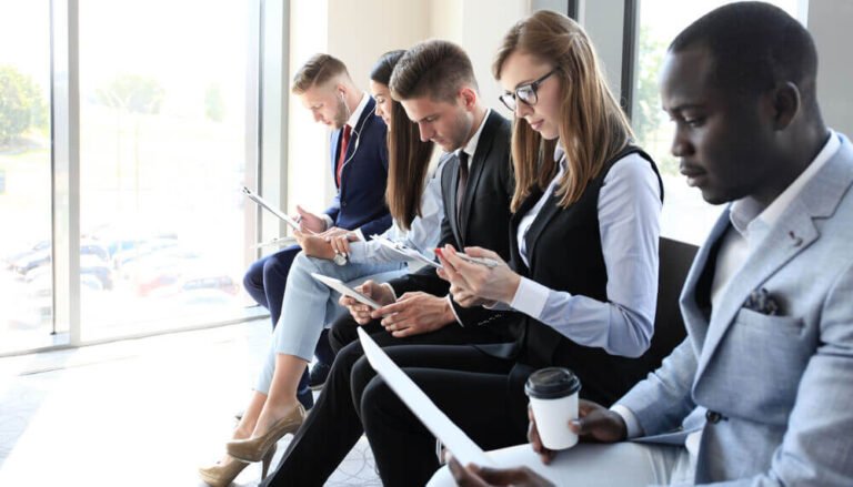 pessoas em entrevista de emprego