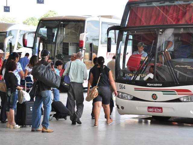 pessoas embarcando em um onibus rodoviario