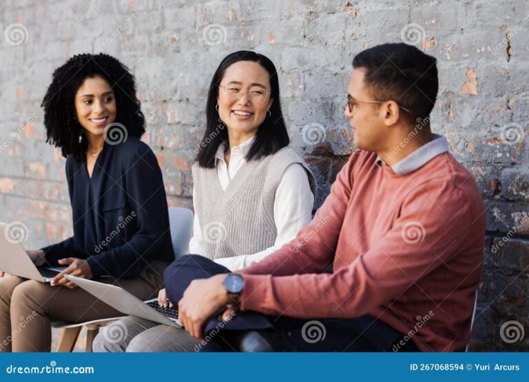 pessoas felizes em entrevistas de emprego