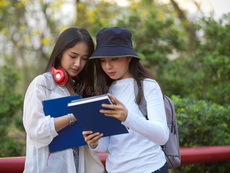 pessoas lendo juntas em um parque