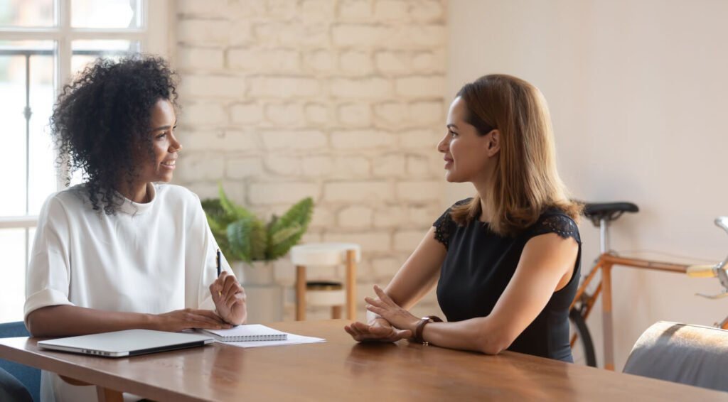 pessoas realizando entrevistas de emprego