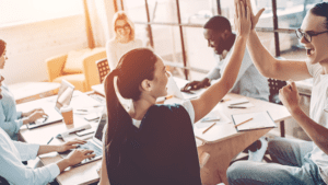 pessoas satisfeitas no ambiente de trabalho