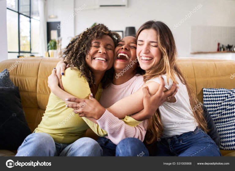 pessoas se abracando e sorrindo juntas