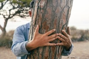 pessoas se abracando em um ambiente natural