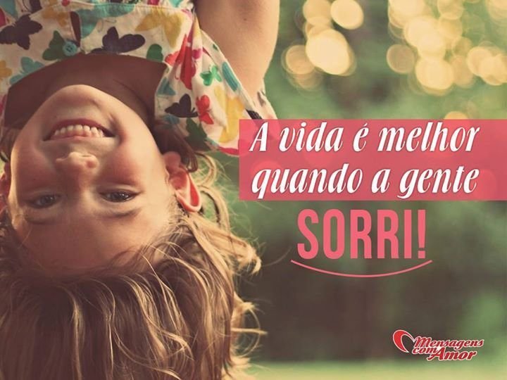 pessoas sorrindo com mensagens de positividade