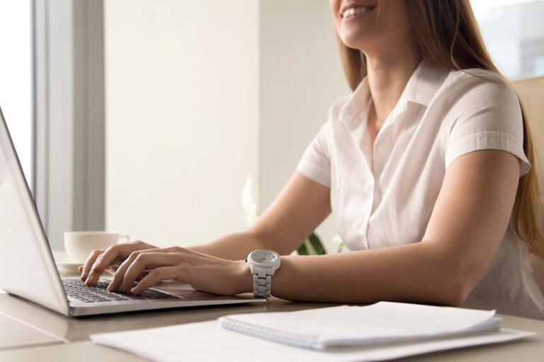 pessoas trabalhando em casa com laptops