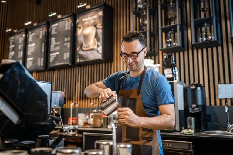 pessoas trabalhando em um cafe aconchegante
