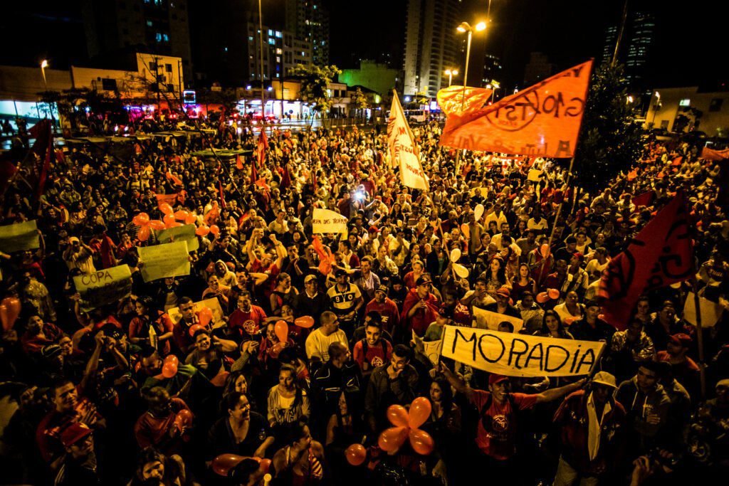 pessoas unidas em protesto por direitos