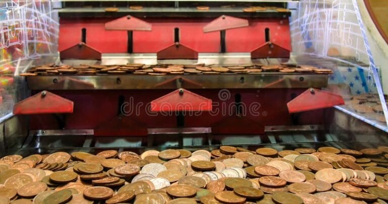 pilha de moedas ao lado de maquinario