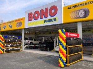 pneus em uma loja de autopecas