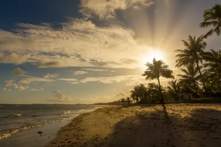 praia paradisiaca ao por do sol