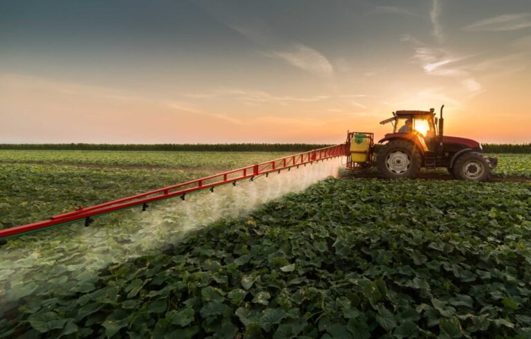 produtor rural em campo com equipamentos
