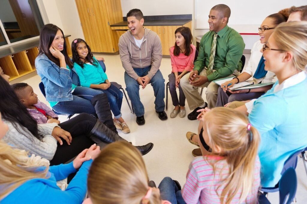 professores discutindo em uma reuniao colaborativa