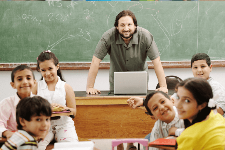 professores em sala de aula interagindo