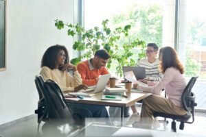 profissionais aprendendo em ambiente corporativo