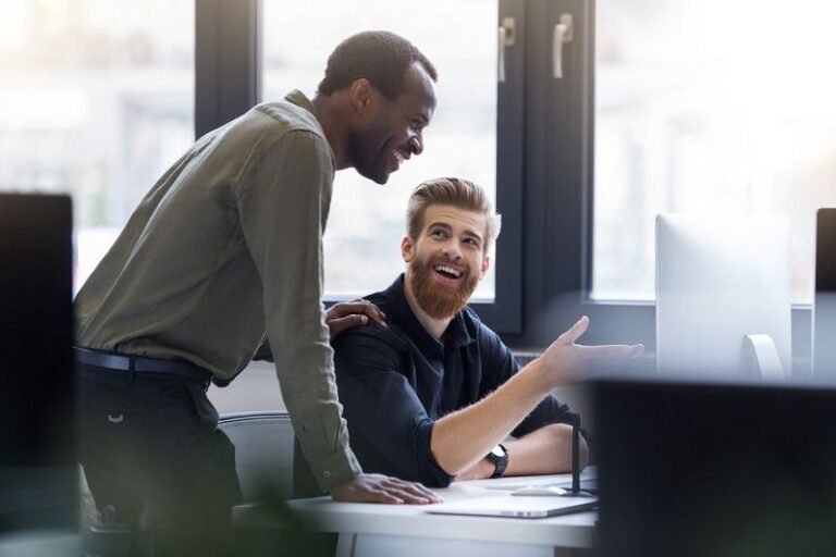 profissionais interagindo em ambiente de trabalho