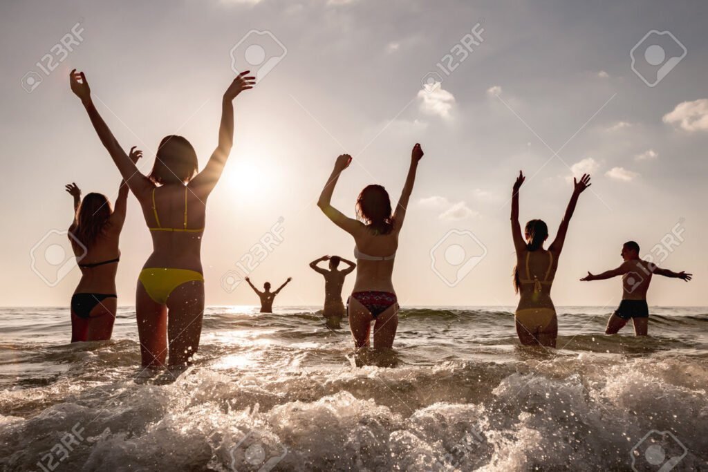 relaxe na praia com amigos felizes