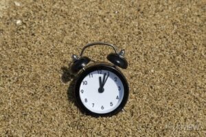 relogio de areia com ferias na praia