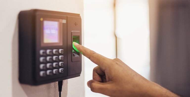 relogio de ponto digital em ambiente de trabalho