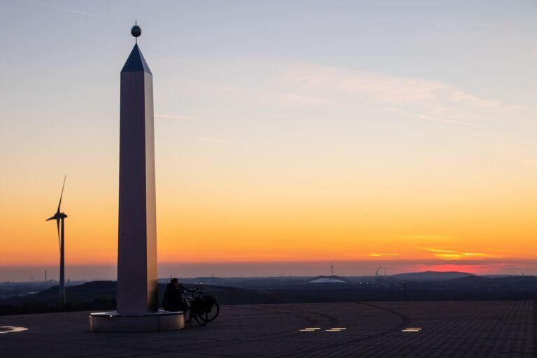 reloj de sol al atardecer