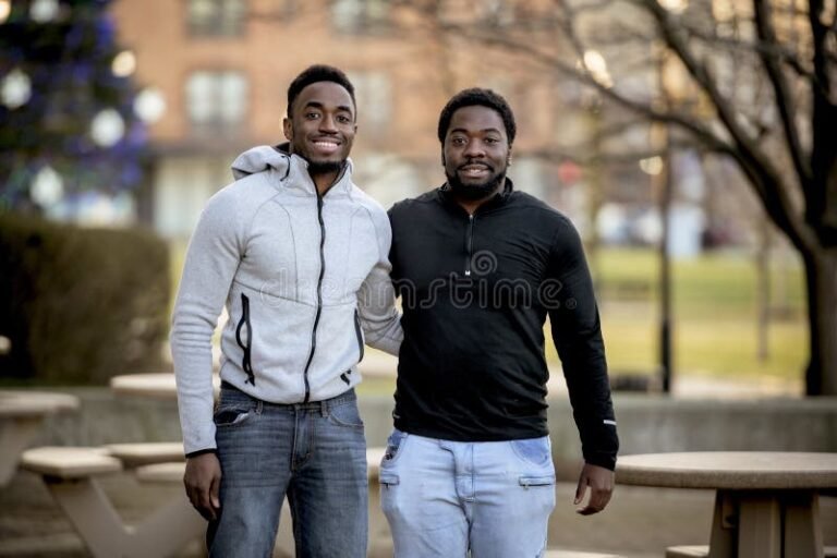 retrato de dois amigos sorrindo juntos