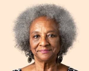 retrato de uma mulher idosa sorridente