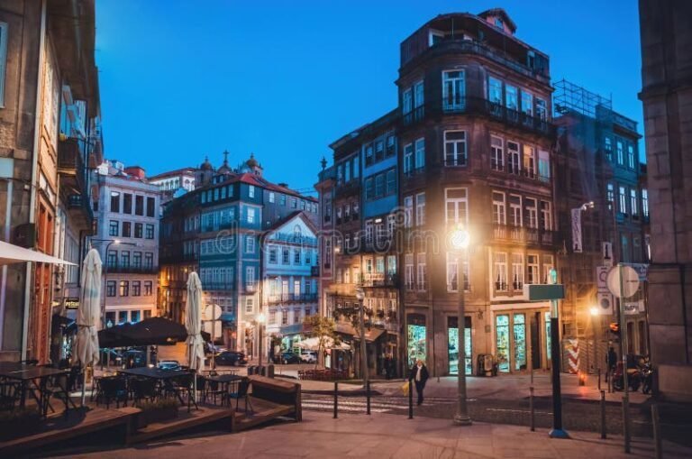 rua do porto iluminada a noite
