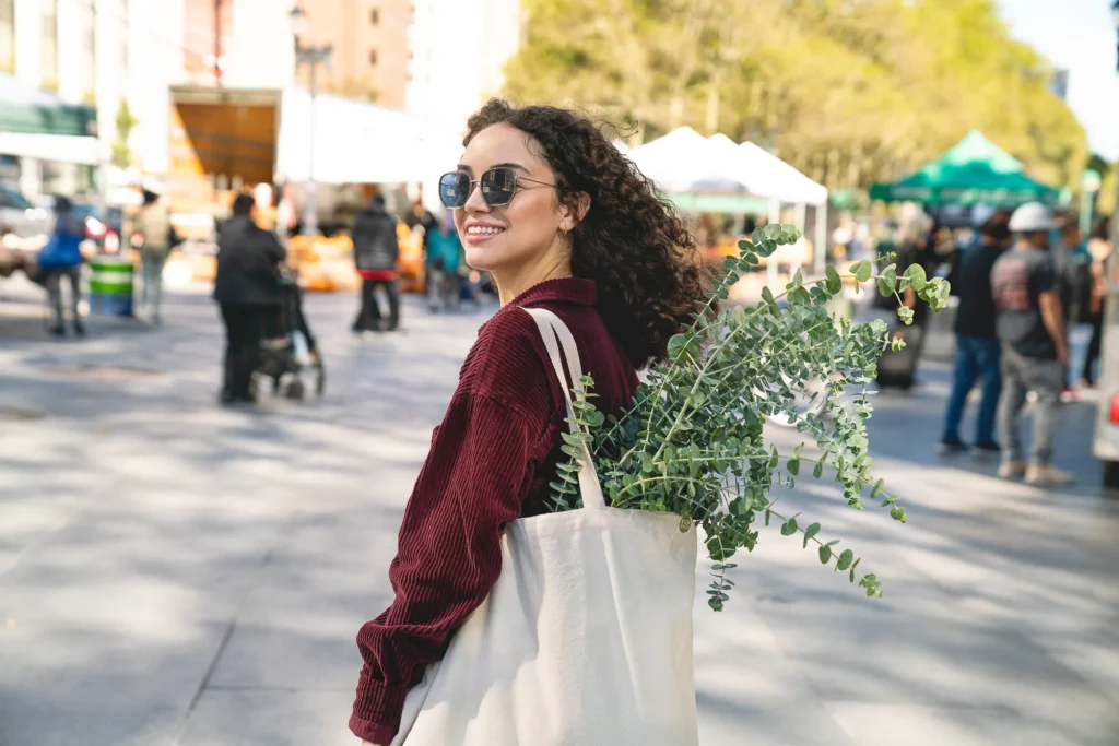 sacolas de compras com roupas modernas