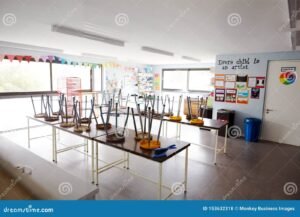 sala de aula vazia com cadeiras empilhadas