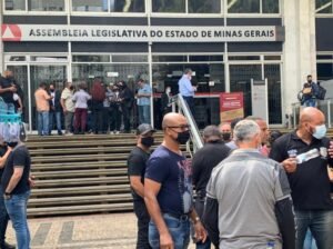 servidores em protesto na assembleia legislativa