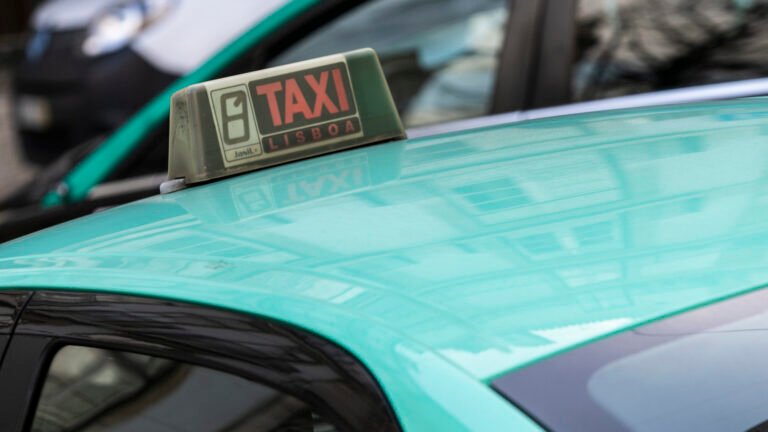 taxi vazio em uma vaga reservada