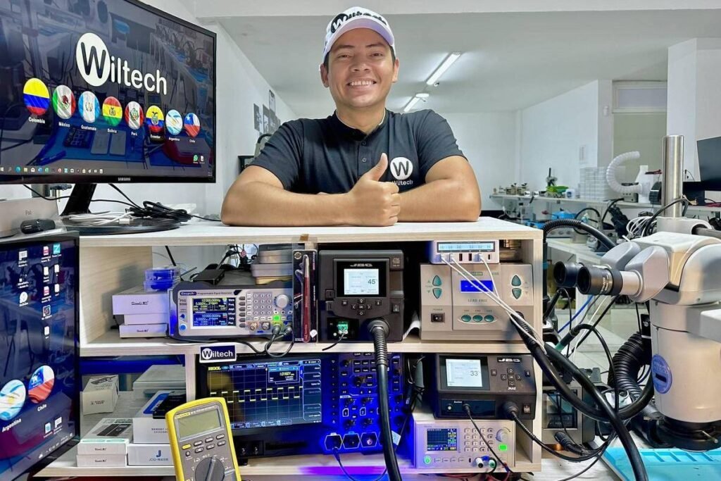 tecnico consertando equipamento eletrico apple