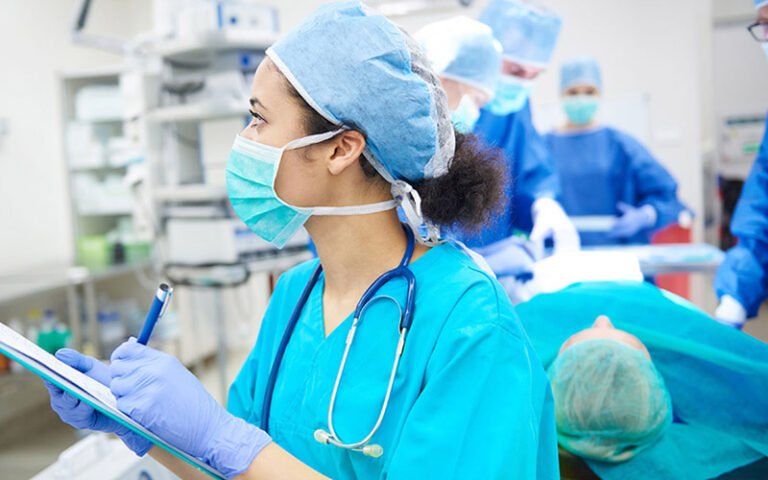 tecnicos de enfermagem em acao no hospital