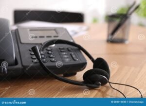 telefone com fone de ouvido em mesa