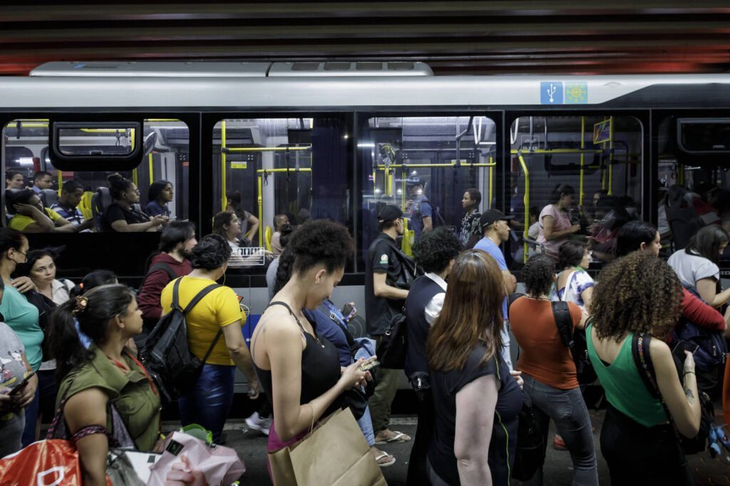 transporte publico lotado em hora de pico