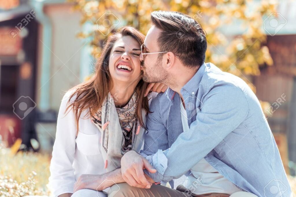 um casal sorrindo e se abracando