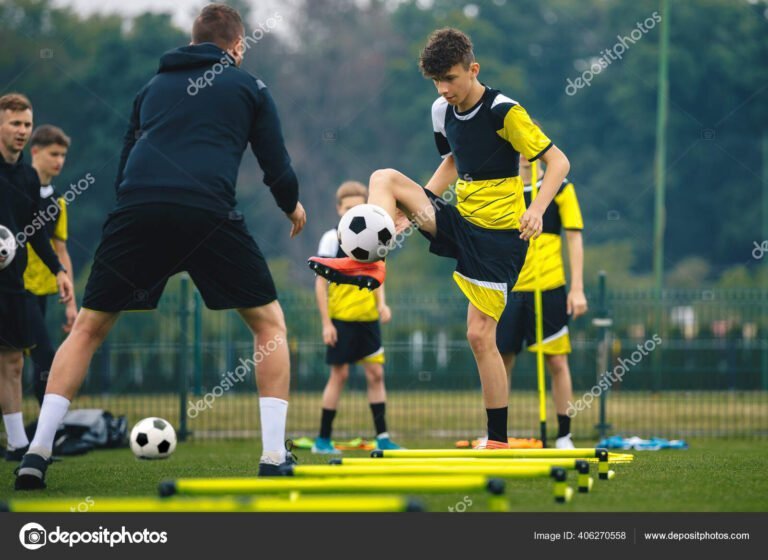 um jovem treinando em campo de futebol