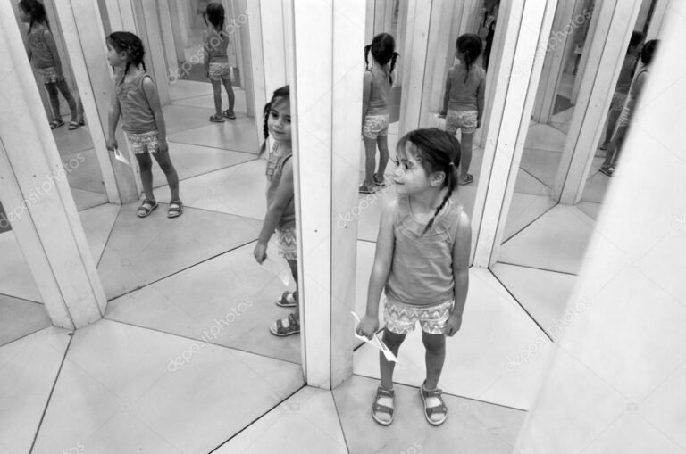 um labirinto refletido em um espelho