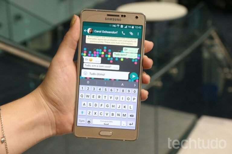um smartphone mostrando mensagens do whatsapp