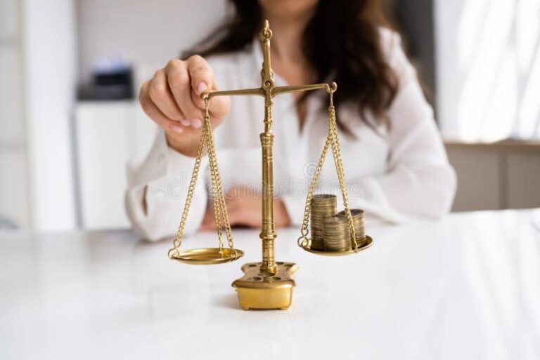 uma balanca de justica com moedas 1